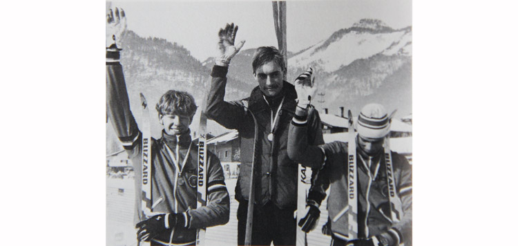 Nederlands kampioen Martin Aalbersberg, geflankeerd door twee jeugdkernploegleden